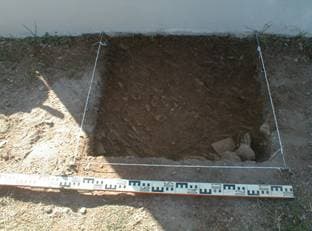 (Após final de trabalhos na sondagem “C”, cobertura do lajeado com geotextil e terras de crivo)