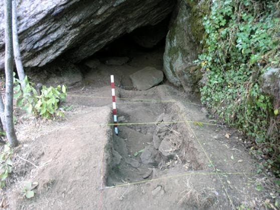 Fig. 2 – Aspecto do Abrigo 2, W-E, após a remoção das terras de crive e geotêxtil, usado para proteger a área escavada na campanha de 2004