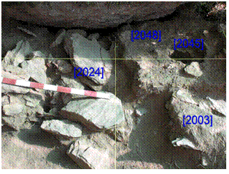 Fig.18 – Situação em H/I-7, N-S, com a decapagem da estrutura pétrea UE.2024 e o respectivo buraco de poste UE.2031.