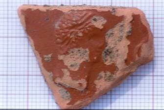 (fragmento cerâmico de sigillata hispânica tardia , com cabeça imperial – exumada no sector “A” do Bovinho, em exposição e antes de ser restaurada).
