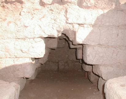 (interior do forno – 3 zimbros e piso térreo da fornalha)