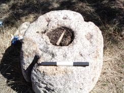 Foto 4/A – Miliário de Nozelos com inscrições indecifráveis