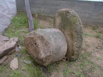 (Fragmento do miliário de Argana em 1 de Novembro de 2005,tombado provavelmente causado pelo escorregamento de terras devido às chuvas)