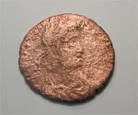 Anverso de uma moeda romana em bronze do baixo-império. Após a intervenção.