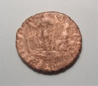 Reverso de uma moeda romana em bronze do Baixo-Império. Após a intervenção.